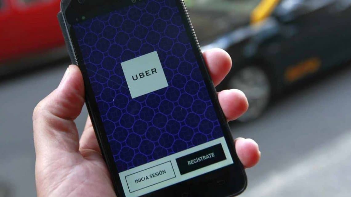 Volvió de vacaciones, pidió un Uber y denuncia le robaron una valija