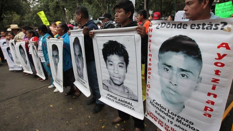 Padres de los 43 mexicanos denuncian que se usaron armas alemanas contra los estudiantes