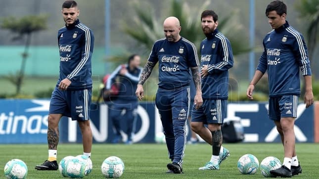 Sampaoli probó a Fazio y Acuña como titulares
