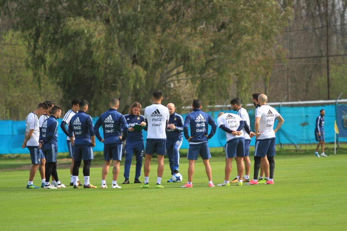 Otamendi trabajó aparte del plantel, que piensa en Venezuela