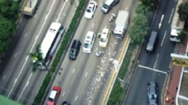 Se abrió un camión de caudales y ‘llovió’ dinero en Hong Kong