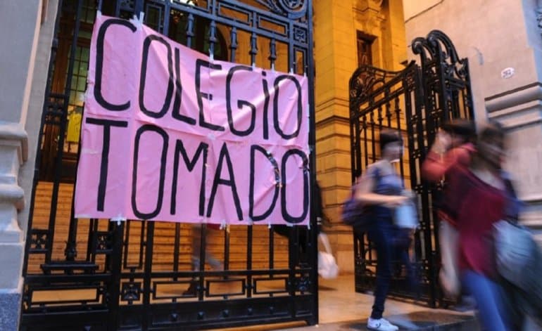 Estudiantes secundarios limpiaron, pintaron y arreglaron una escuela durante la toma
