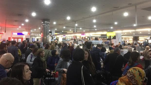 Una falla informática causa demoras y complicaciones en aeropuertos de todo el mundo
