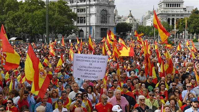 Un día antes del referéndum en Cataluña, miles de personas marchan en Madrid por la unidad de España