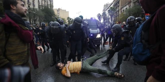 El gobierno español trata de bloquear por la fuerza el referéndum de secesión de Cataluña