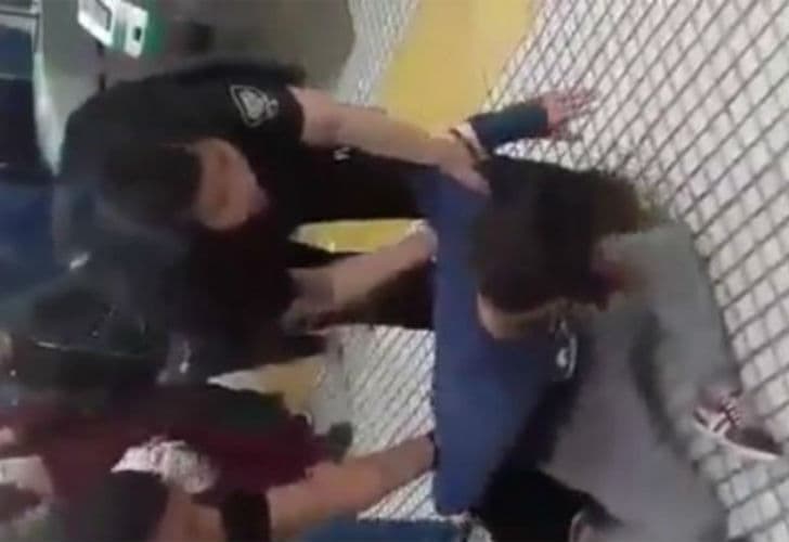 Video | Detuvieron a dos mujeres por besarse en público