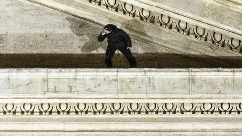Un empresario se trepó a la Basílica de San Pedro y amenaza con suicidarse