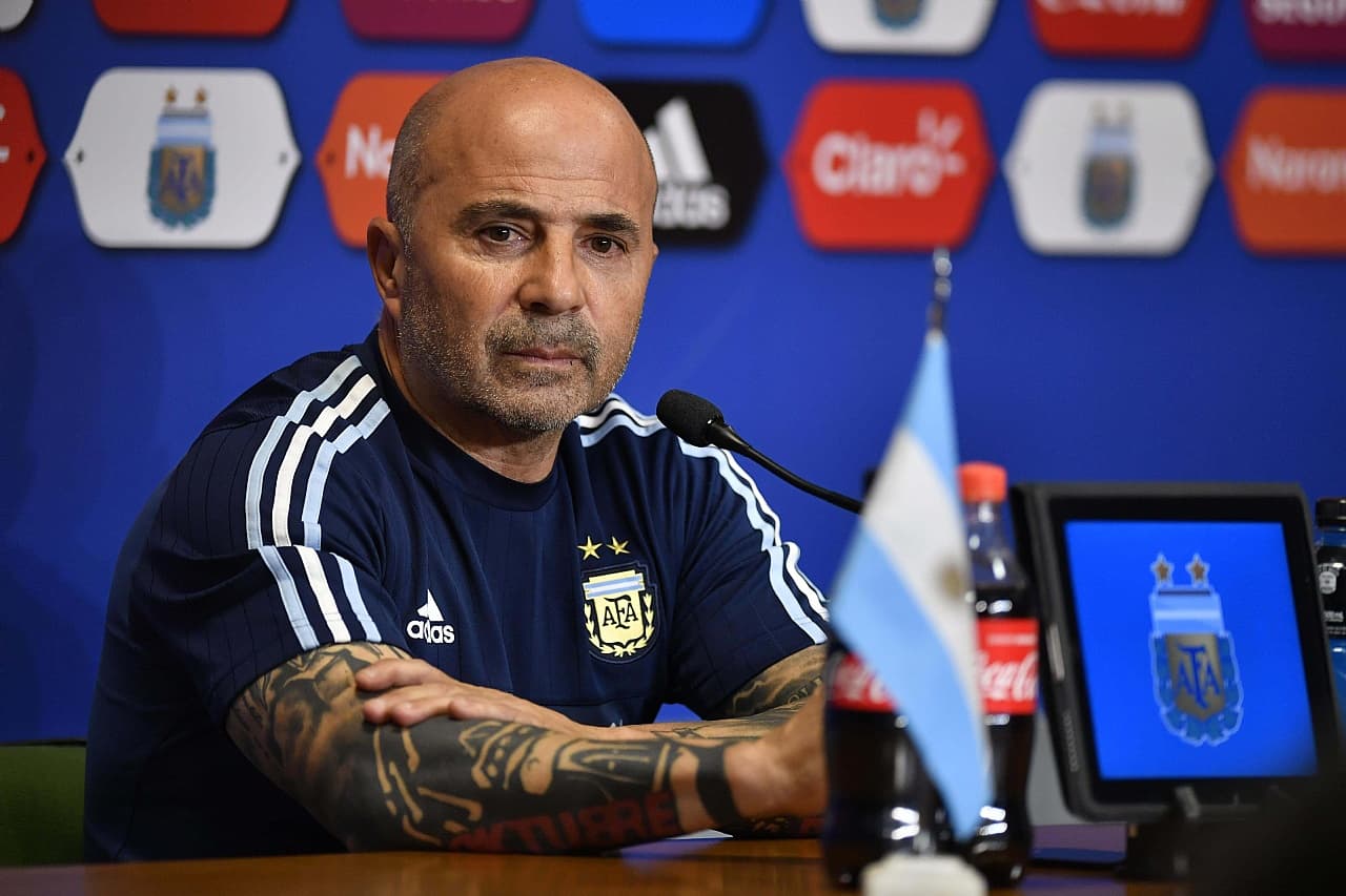 Sampaoli llegó al país y le mandó un mensaje a Tevez