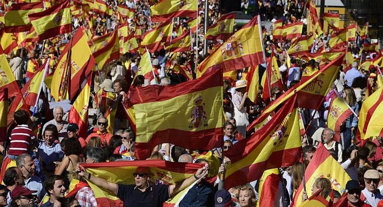 Con masivas marchas para reclamar diálogo, España se movilizó en defensa de la «unidad»