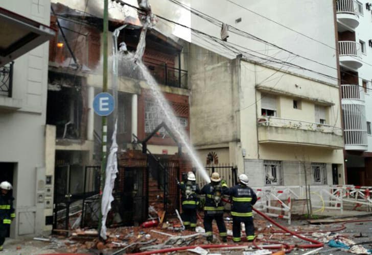 Explosión en Flores: controlan el incendio pero el edificio quedó «endeble»