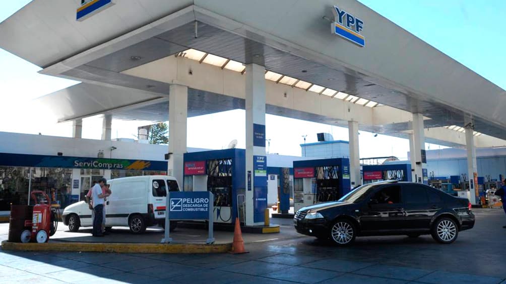 Las estaciones de servicio de YPF se convertirán en la tercera red nacional de cajeros automáticos