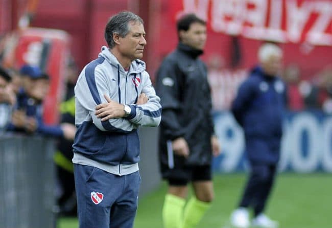 Bebote Álvarez tiene prohibido acercarse a Holan