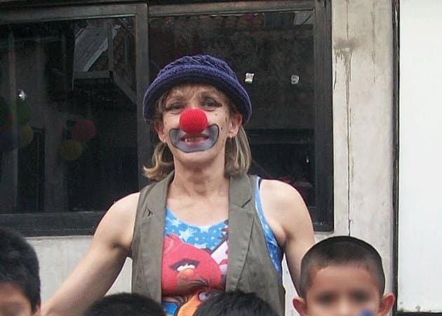 Caso Claudia Ferro: la policía allana la casa y remueve la tierra del jardín