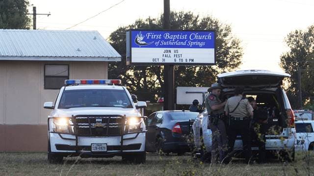 Tiroteo en una iglesia en Texas: Donald Trump buscó desligar a las armas de la masacre