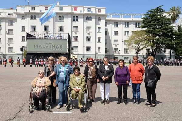 El Ejército Argentino realizó el primer homenaje a las madres de los soldados caídos en Malvinas