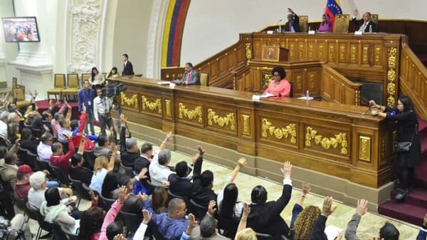 La Constituyente de Maduro cerrará medios de comunicación «que fomenten el odio», y aplicará penas de hasta 20 años de cárcel