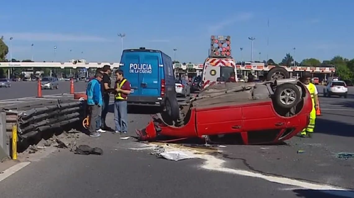 Choque y vuelco en la Autopista Perito Moreno: un gendarme muerto y otro herido