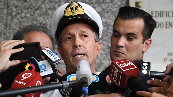Hallaron una balsa y se divisaron bengalas blancas, pero no serían del submarino ARA San Juan