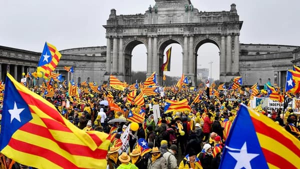 Junto a Carles Puigdemont, unos 45.000 catalanes se manifestaron en la sede de la Unión Europea en Bruselas