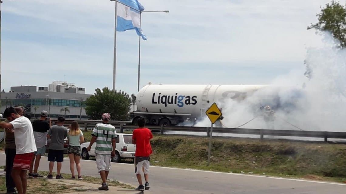 Explotó un camión con gas butano en la Panamericana: dos muertos y un herido