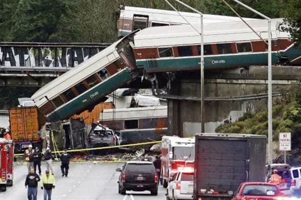 Un tren descarrila y cae a una autopista en EE.UU.
