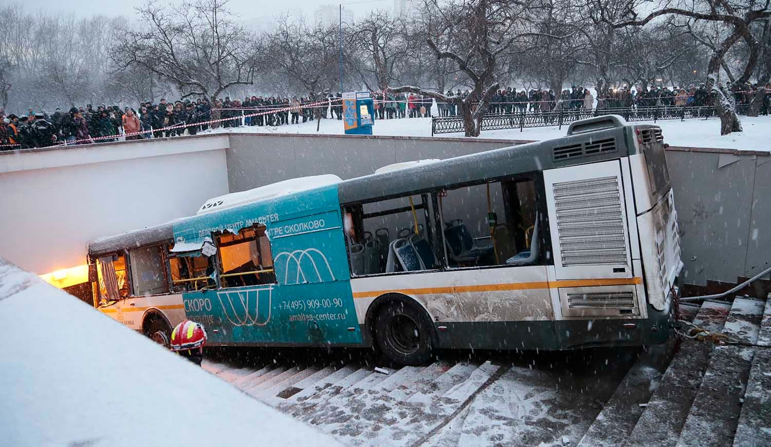 Moscú: un colectivo atropella a varias personas en una entrada del subte y deja varios muertos