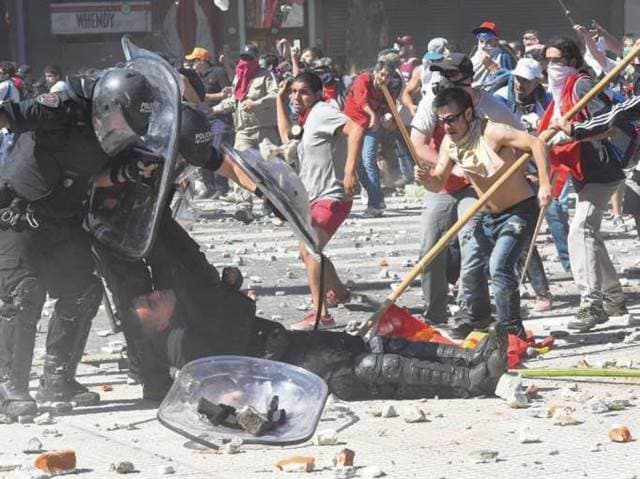 Ordenaron la detención de un policía y de dos manifestantes por los incidentes en el Congreso
