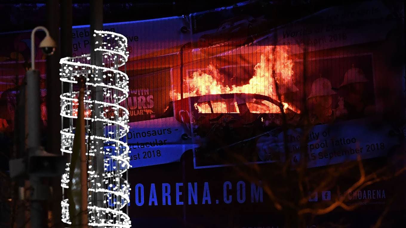 Miles de autos destruidos por un incendio en un estacionamiento en Liverpool