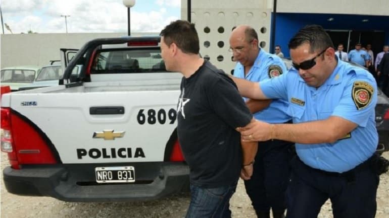 Detienen a dos policías acusados de robar 100 mil pesos en falso allanamiento