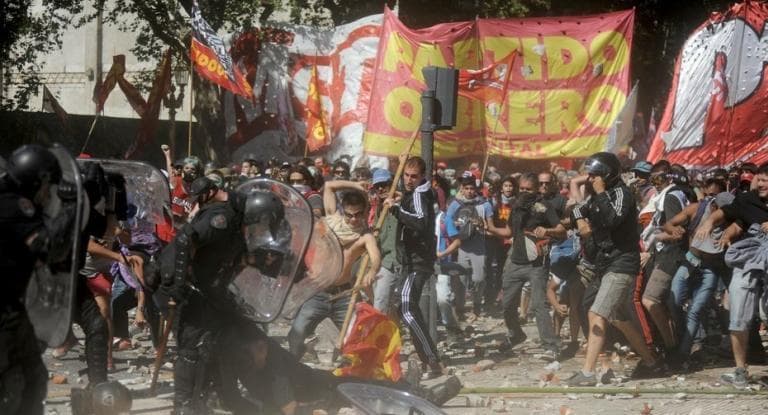 Se entregó en Comodoro Py el militante del PO acusado de agredir a un policía