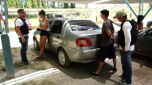 Una «fuga por amor», 13 mil dólares gastados en un día y un arma: la historia detrás de la chica desaparecida en Neuquén