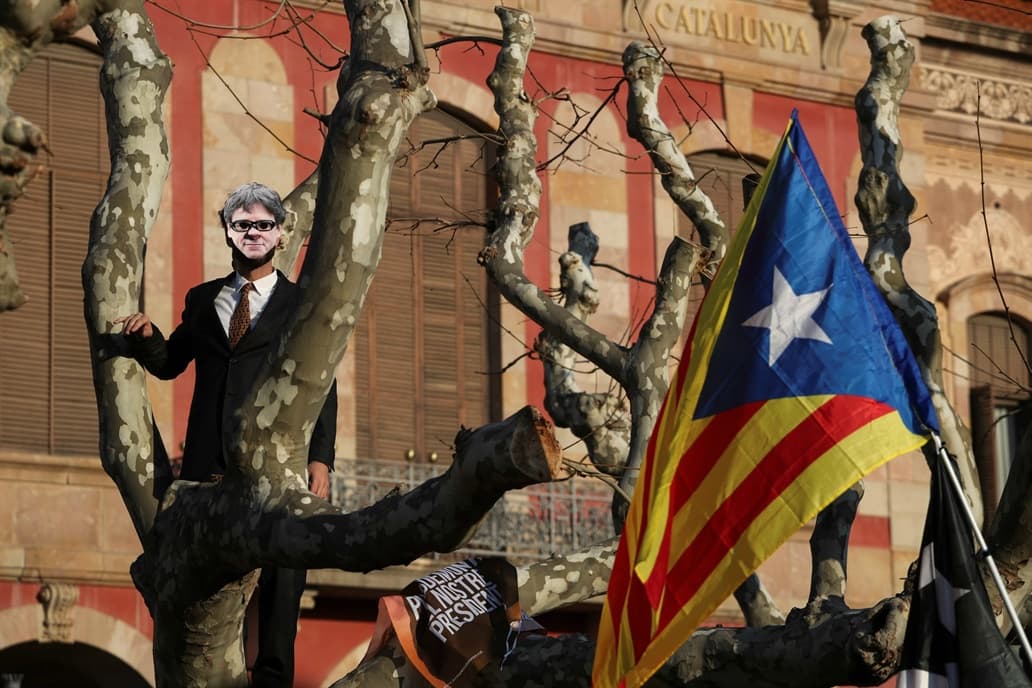 Protestas frente al Parlamento catalán, ante la incierta situación política