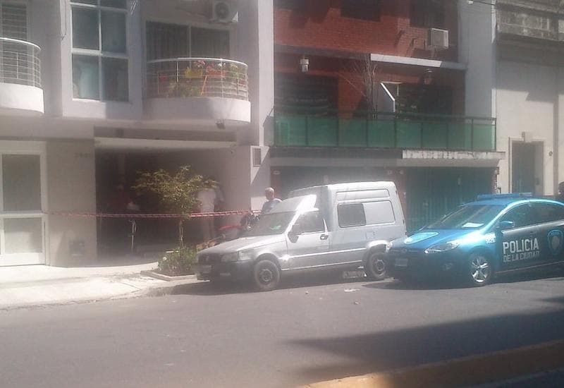 Femicidio en Almagro: degolló a su ex en el palier del edificio