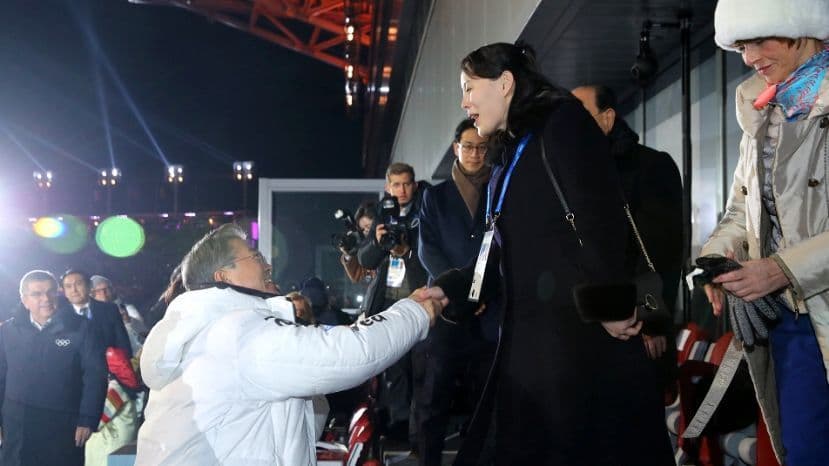 Histórico saludo del presidente de Corea del Sur y la hermana de Kim Jong-un