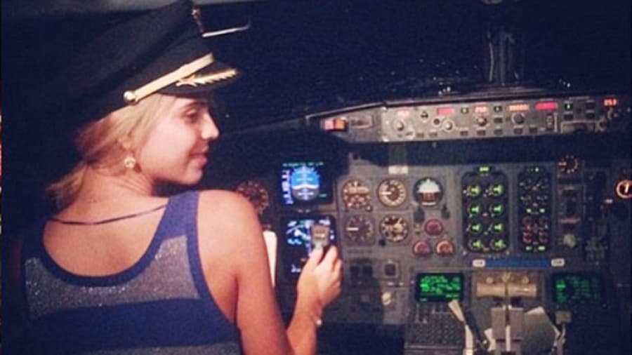 Un piloto «Don Juan» le cedió el control del avión a dos actrices y lo despidieron