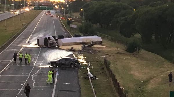 Conductor alcoholizado provocó un choque fatal en Acceso Oeste: volcó un camión y hay 2 muertos