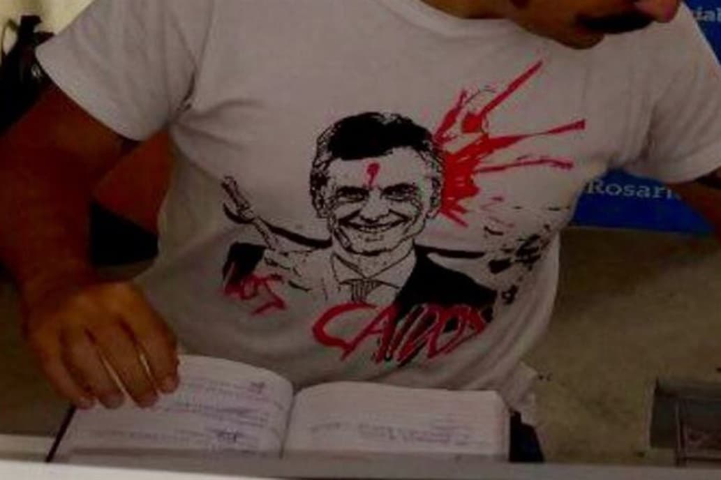 El oficialismo denunció penalmente al joven que usó la remera de Mauricio Macri con un balazo en la frente