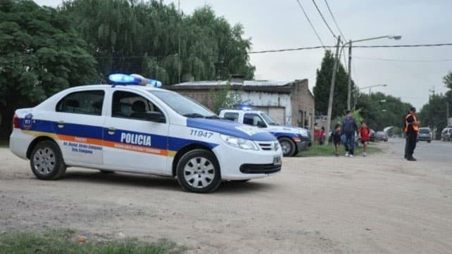 Lanús: un joven se atrincheró en su casa y amenaza con matar a su familia