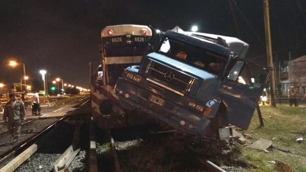 Servicio limitado en la línea Sarmiento después de un choque de un tren con un camión