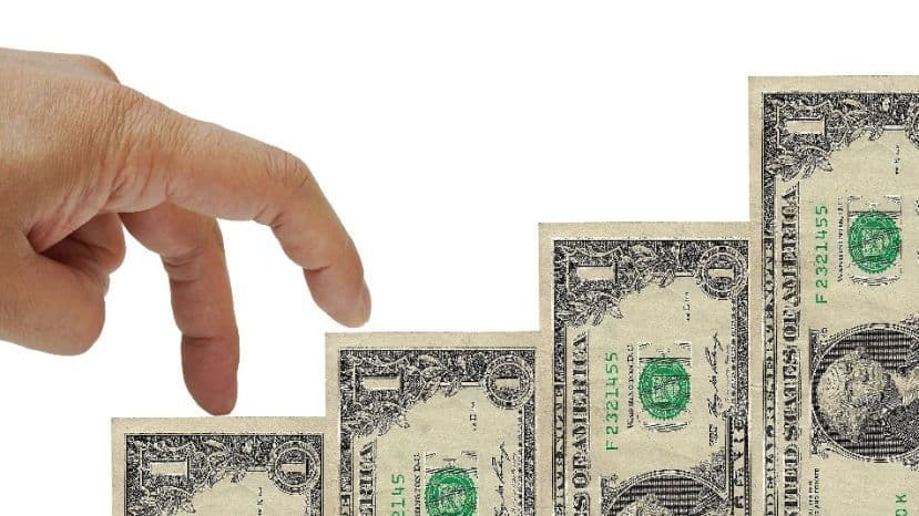 El dólar saltó en un día sin bancos y con feriado en Estados Unidos