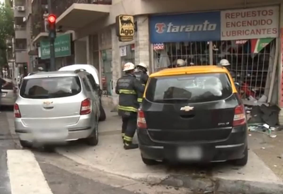 Una taxista chocó dos veces en 100 metros, se subió a la vereda y atropelló a un peatón