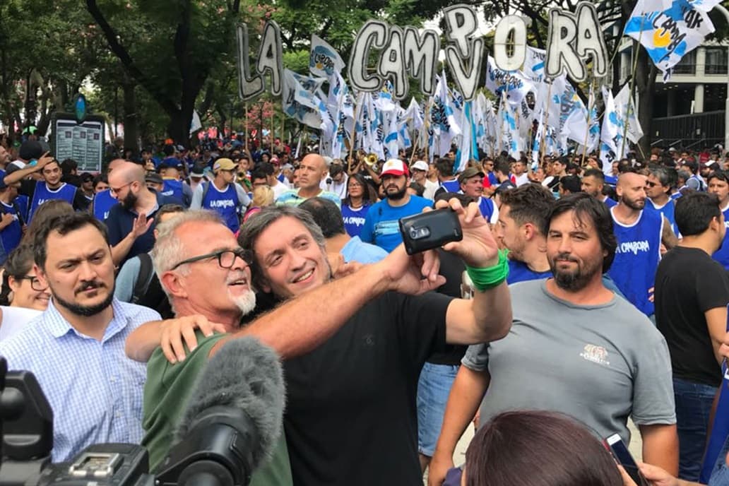 El kirchnerismo en el 21-F de Moyano: Máximo baila y se saca selfies con la militancia