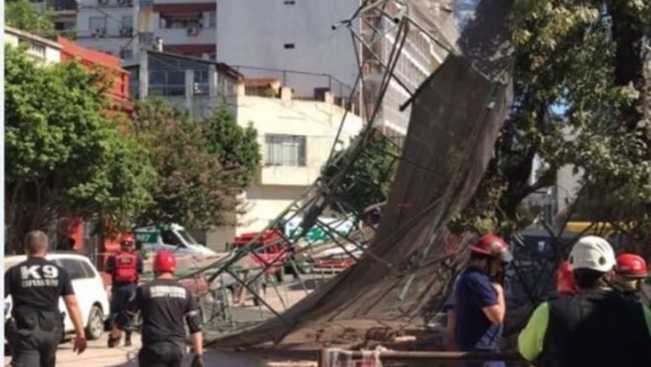 Derrumbe en Flores: se vino abajo una obra en construcción y aplastó cuatro autos