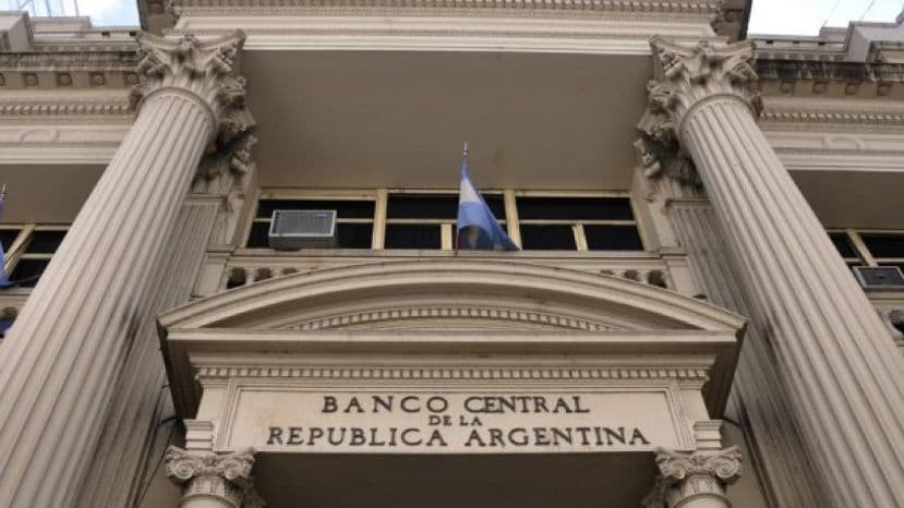 El Central espera inflación más alta para febrero y mantuvo la tasa en 27,25%