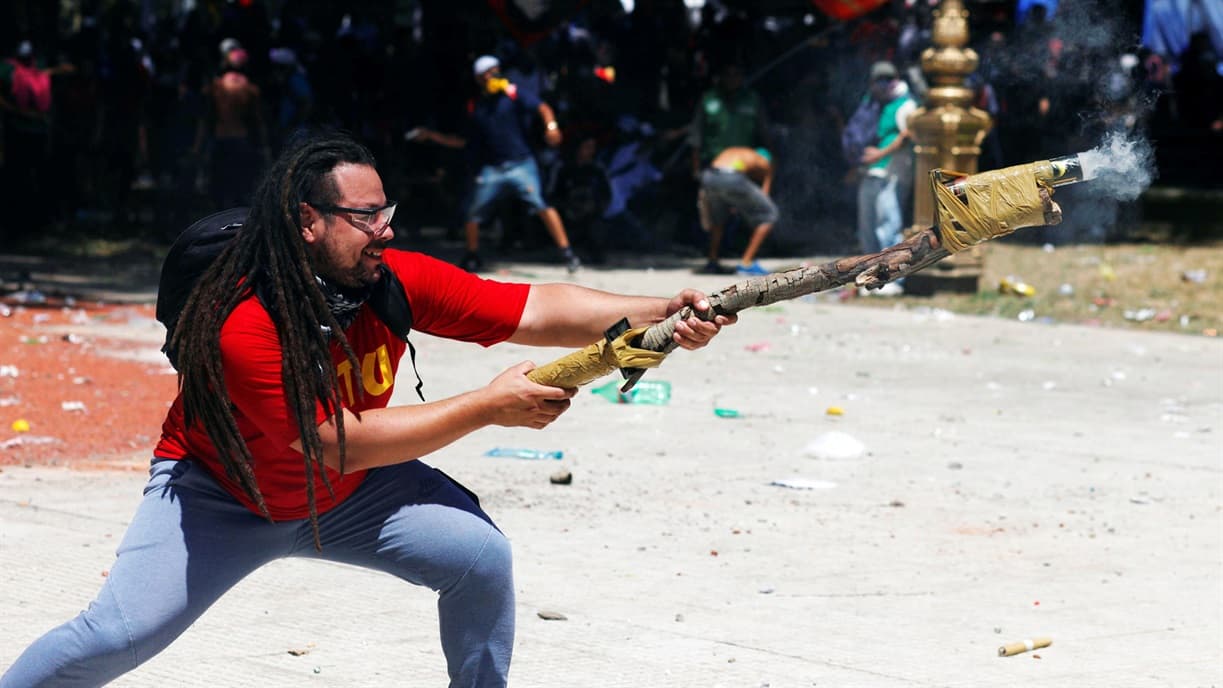 Pidieron la captura internacional de Sebastián Romero, el militante que utilizó un arma casera contra la policía