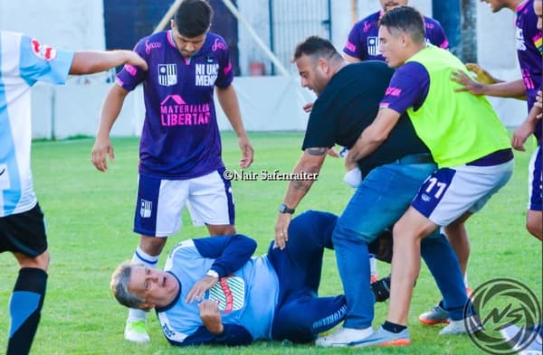 «Me pegaron en el piso y me duelen mucho las costillas»