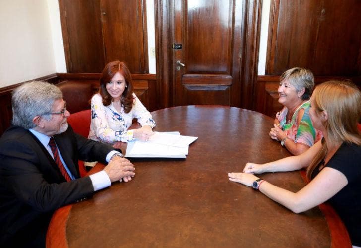 Cristina quiere que todos los funcionarios tengan sus fondos en el país