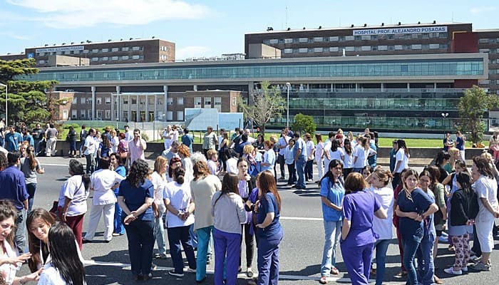 8M: Las mujeres despedidas del Hospital Posadas marchan en Corrientes y 9 de Julio