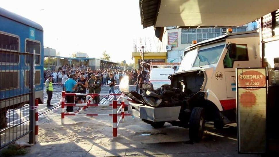 Un tren arrolló a un camión de caudales y dejó ocho heridos en San Martín