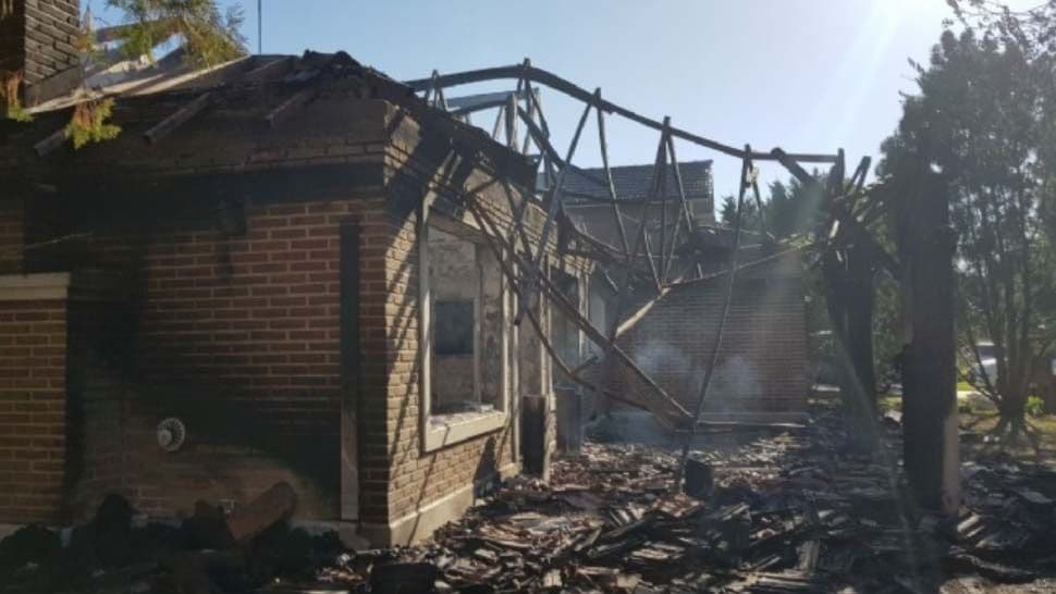 Le chocó el auto a su jefe y le prendió fuego la casa